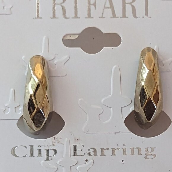 Trifari Clip On Earrings Gold Tone Huggie Diamond Pattern J Hoop Tear NWT - Picture 5 of 6